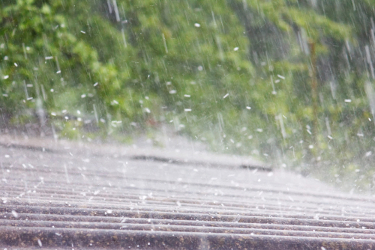 hagel regen op dak